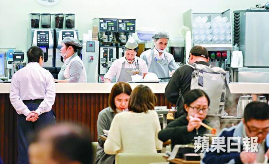 ■大家樂為減低流失率，提高前線員工平均時薪25%至約50元。陳海威攝■羅德承（右）料大家樂下半年毛利率好轉；左為首席財務官林洪進。許頌明攝