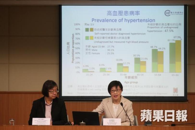 ■陳漢儀(右)認為市民未熟悉酒精可致癌的訊息,強調未成年人飲酒可損腦部發展。易仰民攝 ■陳漢儀(右)認為市民未熟悉酒精可致癌的訊息,強調未成年人飲酒可損腦部發展。易仰民攝