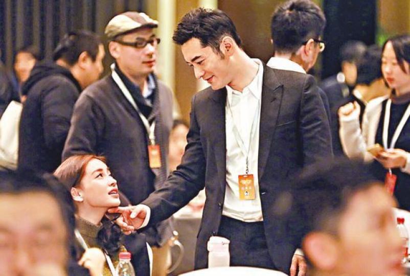 ■黃曉明伸手輕托Baby下巴,對望時一臉幸福。微博圖片
■黃曉明伸手輕托Baby下巴,對望時一臉幸福。微博圖片