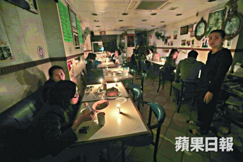 ■有食肆昨晚響應行動熄燈抗議,改以燭光照明讓客人用膳。易仰民攝 ■有食肆昨晚響應行動熄燈抗議,改以燭光照明讓客人用膳。易仰民攝