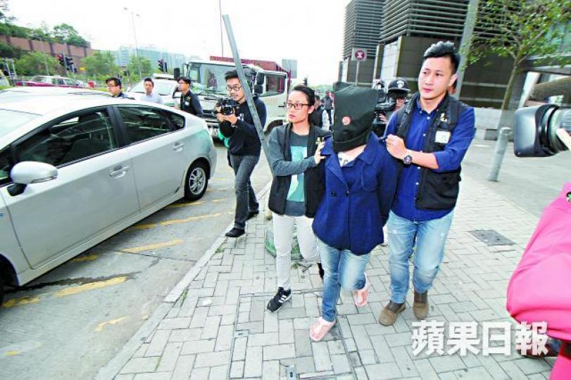 ■重案組探員將涉案女傭蒙頭帶署扣查。劉柏麟攝 ■重案組探員將涉案女傭蒙頭帶署扣查。劉柏麟攝