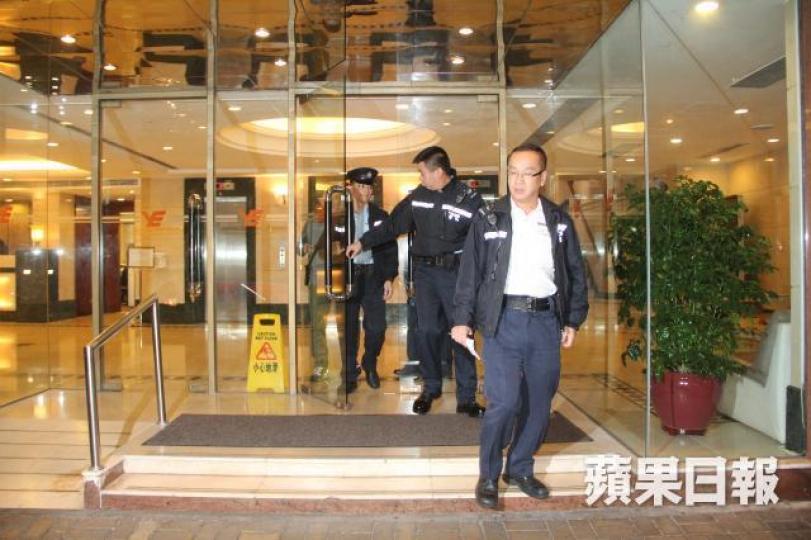 ■警方昨到渣華道酒店調查女住客遇劫事件。李家傑攝
■警方昨到渣華道酒店調查女住客遇劫事件。李家傑攝