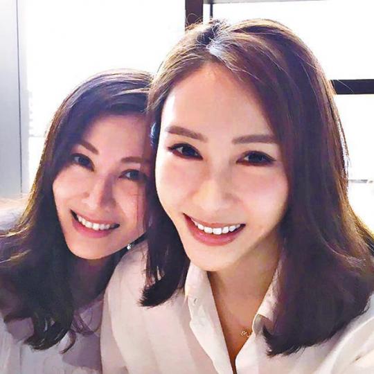 ■李嘉欣(左)與黎姿同樣被網友封為「凍齡女神」。資料圖片 ■李嘉欣(左)與黎姿同樣被網友封為「凍齡女神」。資料圖片