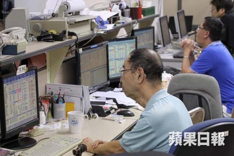 ■港股衝頂之前,不斷考驗一眾好友的意志。 資料圖片 ■港股衝頂之前,不斷考驗一眾好友的意志。 資料圖片