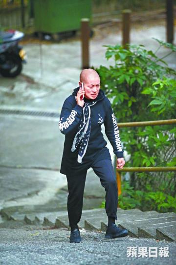 ■釋智定昨身穿黑色「潮服」。■一批陳皮被扣留。■釋智定所養的狗獲准帶走。 ■釋智定昨身穿黑色「潮服」。■一批陳皮被扣留。■釋智定所養的狗獲准帶走。