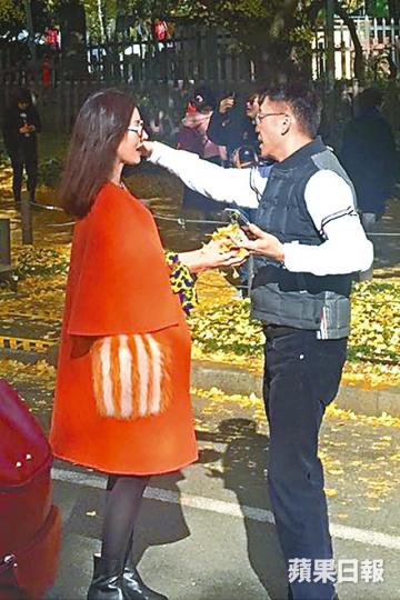 ■李嘉欣與許晉亨日前去東京遊明治神宮,慶祝二人結婚九周年。■嘉欣日前在Ig貼婚照透露今年結婚九周年。■亨亨在地上執了一堆銀杏葉,再交給老婆當道具。■亨亨為嘉欣影靚相,叫老婆行前行後取景。■李嘉欣揸機與老公自拍,認真甜蜜。■今年7月亨亨帶兒子Jayden拉頭馬,不過日前兩公婆外遊卻不見Jayden。 ■李嘉欣與許晉亨日前去東京遊明治神宮,慶祝二人結婚九周年。■嘉欣日前在Ig貼婚照透露今年結婚九周年。■亨亨在地上執了一堆銀杏葉,再交給老婆當道具。■亨亨為嘉欣影靚相,叫老婆行前行後取景。■李嘉欣揸機與老公自拍,認真甜蜜。■今年7月亨亨帶兒子Jayden拉頭馬,不過日前兩公婆外遊卻不見Jayden。