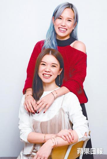 ■西瓜和野人(後)姊妹情深,兩人互相包容。■林珊珊(左)和前夫李啟淦雖然分開,但十分愛錫一對女兒。資料圖片■西瓜(右)大爆童年時經常跟野人爭文具和玩具。互聯網圖片■戀愛中的西瓜不計較一紙婚書,認為最緊要相處開心。■甩拖後的野人表示擇偶條件要另一半肯陪玩瑜伽。 ■西瓜和野人(後)姊妹情深,兩人互相包容。■林珊珊(左)和前夫李啟淦雖然分開,但十分愛錫一對女兒。資料圖片■西瓜(右)大爆童年時經常跟野人爭文具和玩具。互聯網圖片■戀愛中的西瓜不計較一紙婚書,認為最緊要相處開心。■甩拖後的野人表示擇偶條件要另一半肯陪玩瑜伽。