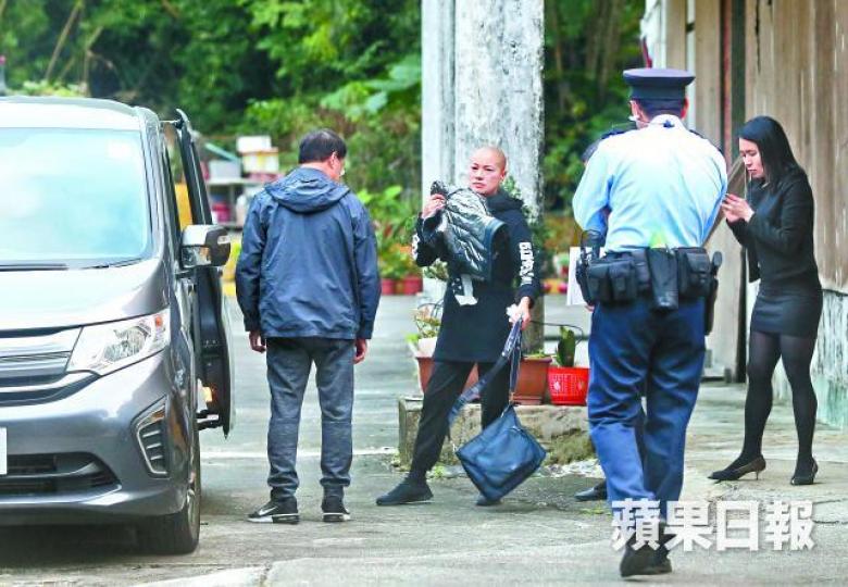 ■釋智定昨收拾細軟,乘車離開定慧寺。黎樹雄攝■高院頒下清盤令後,翁靜晶在庭外合十表示感恩。張志華攝■釋智定取走的每項物件均有登記。■臨時清盤人代表昨將部份物品搬離定慧寺。 ■釋智定昨收拾細軟,乘車離開定慧寺。黎樹雄攝■高院頒下清盤令後,翁靜晶在庭外合十表示感恩。張志華攝■釋智定取走的每項物件均有登記。■臨時清盤人代表昨將部份物品搬離定慧寺。