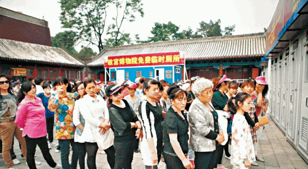 ■內地公廁經常大排長龍。 ■內地公廁經常大排長龍。