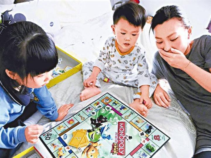 ■鄭中基和余詩敏育有一子一女。互聯網圖片【前晚脹爆】■鄭中基為明年農曆年開拍的新戲增肥,更不停飲增肥奶粉。【年初勁弗】■今年1月鄭中基開演唱會時,仍然是纖瘦身形。資料圖片■Supper Moment三缺一,皆因CK在醫院陪伴剛生產的太太。 ■鄭中基和余詩敏育有一子一女。互聯網圖片【前晚脹爆】■鄭中基為明年農曆年開拍的新戲增肥,更不停飲增肥奶粉。【年初勁弗】■今年1月鄭中基開演唱會時,仍然是纖瘦身形。資料圖片■Supper Moment三缺一,皆因CK在醫院陪伴剛生產的太太。