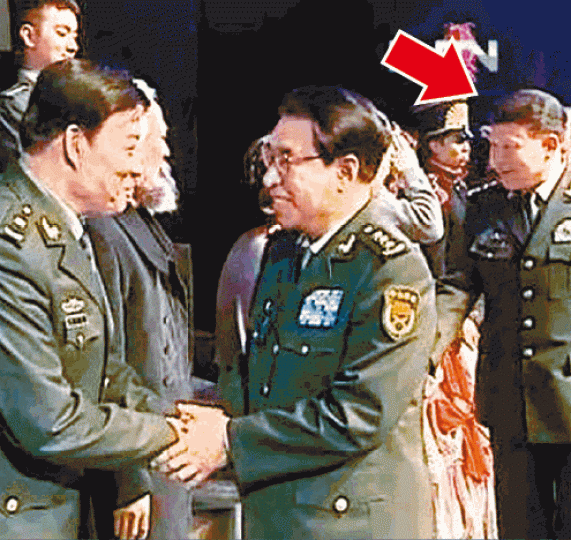■2012年,徐才厚(中)看完演出後與演員握手,張陽(箭嘴示)緊隨其後。 ■2012年,徐才厚(中)看完演出後與演員握手,張陽(箭嘴示)緊隨其後。