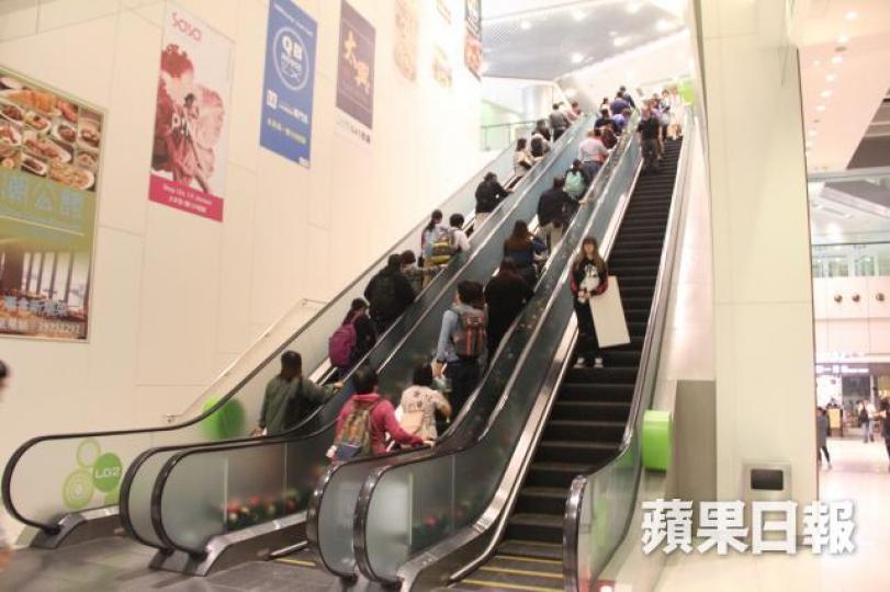 ■休班警長昨日涉嫌於大本型商場的電梯偷拍一名警嫂的裙底。徐雲庭攝 ■休班警長昨日涉嫌於大本型商場的電梯偷拍一名警嫂的裙底。徐雲庭攝