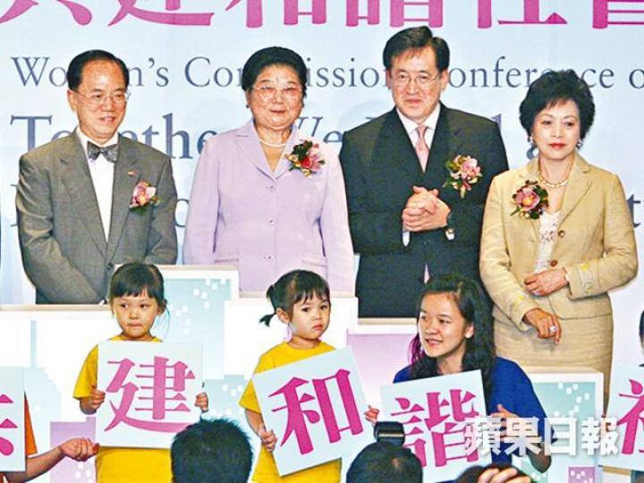 ■張綠萍(右)曾任婦女事務委員會非官方成員。 ■張綠萍(右)曾任婦女事務委員會非官方成員。
