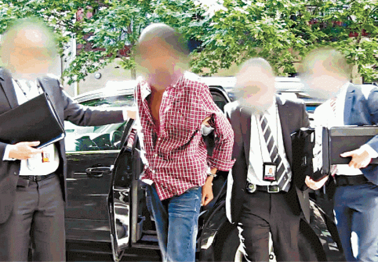 ■警方採取行動拘捕阿里(左二)。 ■警方採取行動拘捕阿里(左二)。