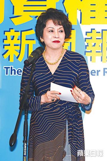 1940-2017■張綠萍上周六因肺病離世,享年77歲。■張國榮視大姊為偶像,張綠萍形容弟弟做事貼心。■麥法誠由上司成為張綠萍的第二任夫婿,感情恩愛。■張綠萍是傑出女性表表者,為手袋黨成員之一。■深得張國榮疼愛的麥嘉軒、麥嘉殷當年持着舅父的遺照步出靈堂。資料圖片■張綠萍愛屋及烏,對弟弟的另一半唐唐(左二)如親人般愛護。 1940-2017■張綠萍上周六因肺病離世,享年77歲。■張國榮視大姊為偶像,張綠萍形容弟弟做事貼心。■麥法誠由上司成為張綠萍的第二任夫婿,感情恩愛。■張綠萍是傑出女性表表者,為手袋黨成員之一。■深得張國榮疼愛的麥嘉軒、麥嘉殷當年持着舅父的遺照步出靈堂。資料圖片■張綠萍愛屋及烏,對弟弟的另一半唐唐(左二)如親人般愛護。