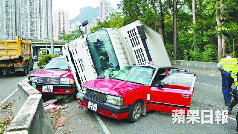 ■貨車連撞兩的士,並壓毀其中一輛的士車頂。劉永明攝■車禍中扭傷頸的國泰空姐送院治理。 ■貨車連撞兩的士,並壓毀其中一輛的士車頂。劉永明攝■車禍中扭傷頸的國泰空姐送院治理。