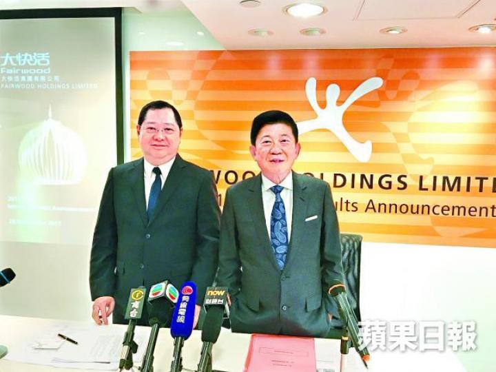 ■大快活行政總裁陳志成(左)指加價與否視乎原材料價格走勢。■翠華主席李遠康(中)昨沒有透露明年會否加價。李潤芳攝 ■大快活行政總裁陳志成(左)指加價與否視乎原材料價格走勢。■翠華主席李遠康(中)昨沒有透露明年會否加價。李潤芳攝