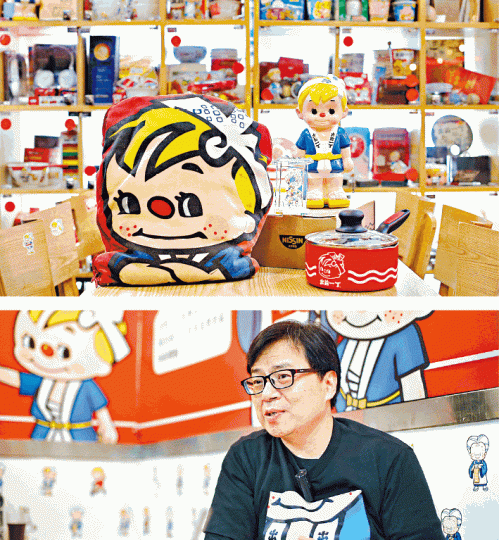 ■趙振海(下圖)的茶餐廳如出前一丁博物館,其中清仔cushion冷氣被是他首件日清收藏品。陳海威攝 ■趙振海(下圖)的茶餐廳如出前一丁博物館,其中清仔cushion冷氣被是他首件日清收藏品。陳海威攝