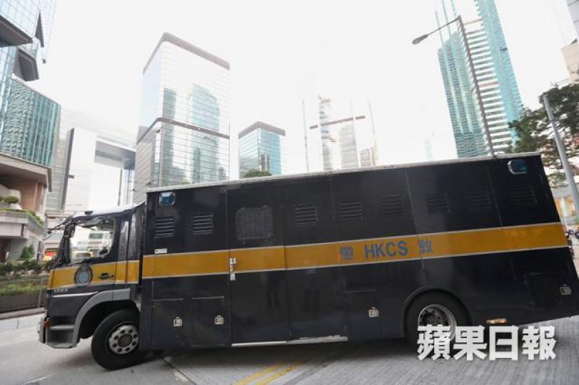■被告陳文深昨坐囚車離開法庭。 ■被告陳文深昨坐囚車離開法庭。