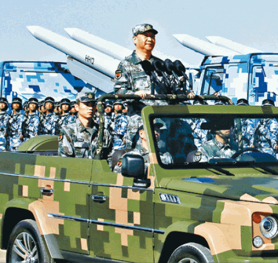 ■習近平上台後藉打貪鏟除軍中老虎;圖為習在建軍90周年閱兵。 ■習近平上台後藉打貪鏟除軍中老虎;圖為習在建軍90周年閱兵。