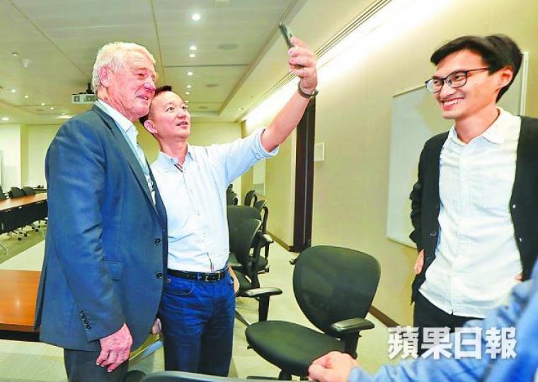 ■阿什當男爵(左)昨午在立法會與議員見面。朱永倫攝 ■阿什當男爵(左)昨午在立法會與議員見面。朱永倫攝