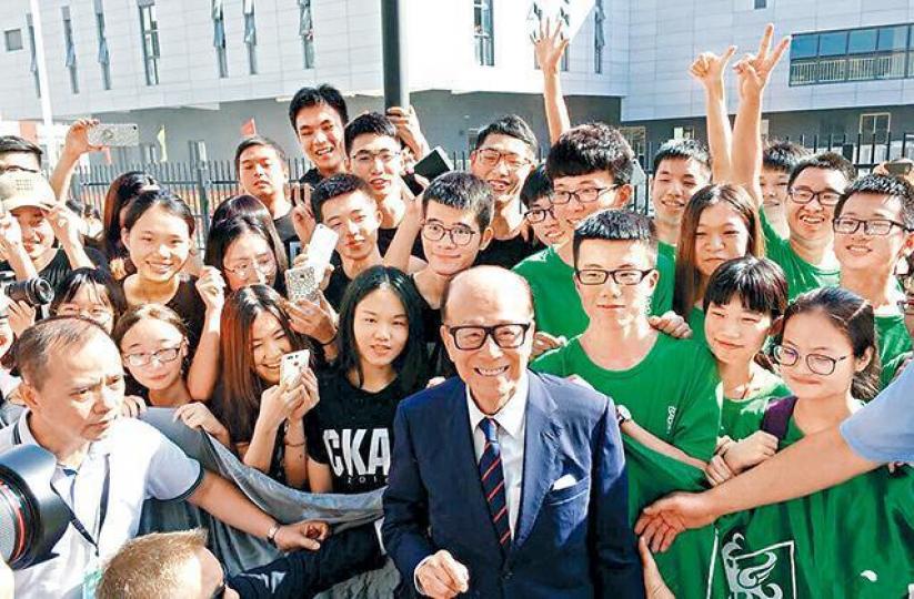 ■李嘉誠支持汕大多年;圖為他今年6月到汕大,受到大批學生歡迎。互聯網 ■李嘉誠支持汕大多年;圖為他今年6月到汕大,受到大批學生歡迎。互聯網