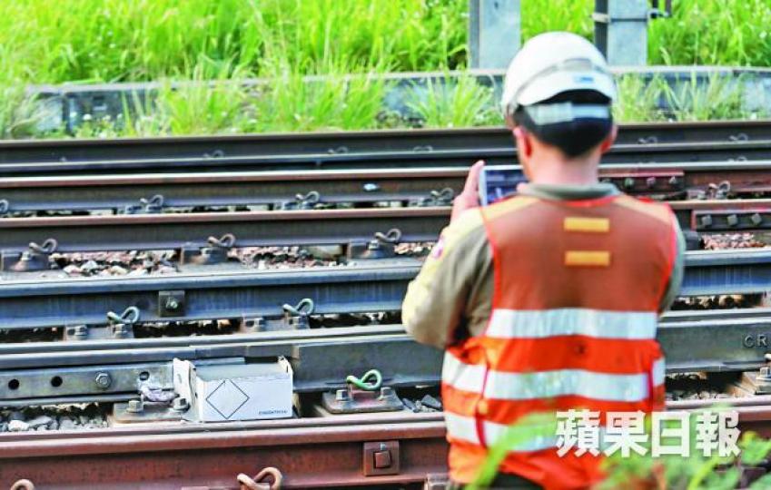 ■昨午4時,港鐵派工人在現場視察及拍攝。 ■昨午4時,港鐵派工人在現場視察及拍攝。