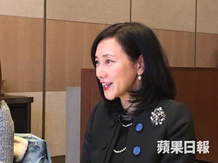■關穎嫺同傳媒一聚,當然要同大家補補身。■恒生蛇羹係由五種蛇肉拆成絲,加埋花膠絲、雞絲同花菇絲燴成羹。■呢碗就係恒生總行頂樓博愛堂好出名嘅蛇羹。 ■關穎嫺同傳媒一聚,當然要同大家補補身。■恒生蛇羹係由五種蛇肉拆成絲,加埋花膠絲、雞絲同花菇絲燴成羹。■呢碗就係恒生總行頂樓博愛堂好出名嘅蛇羹。