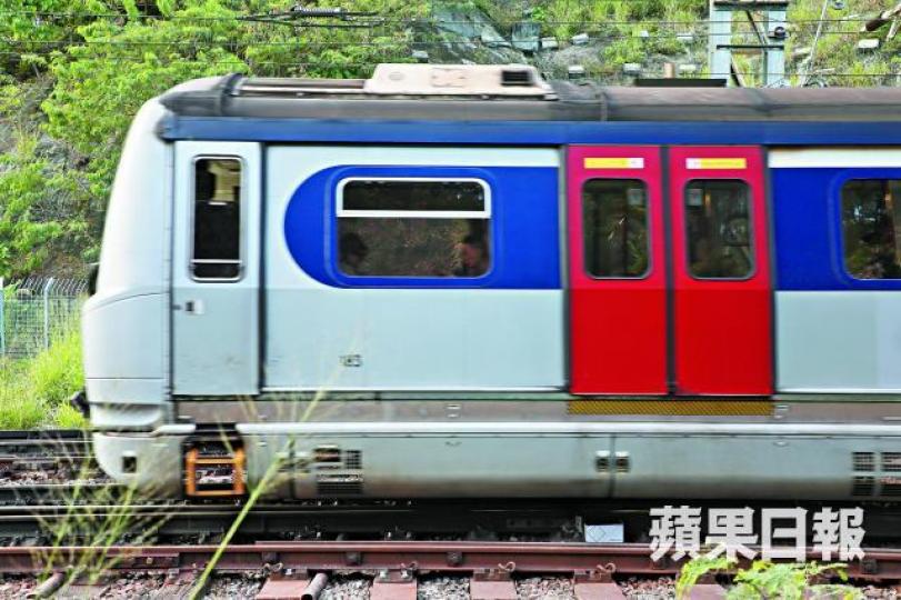 ■東鐵火炭站往沙田站路段斷軌,列車昨日駛過時未有減速。夏家朗攝■斷軌位置加裝鐵板固定,並放置一個紙盒。 ■東鐵火炭站往沙田站路段斷軌,列車昨日駛過時未有減速。夏家朗攝■斷軌位置加裝鐵板固定,並放置一個紙盒。