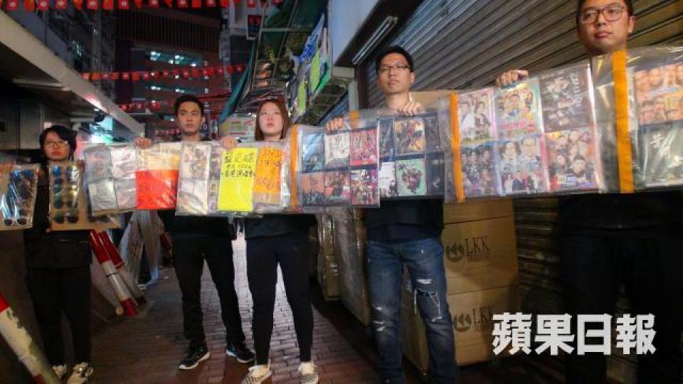 ■海關展示行動中撿獲的盜版光碟,包括不少本地熱門電視劇。鄭大康攝
■海關展示行動中撿獲的盜版光碟,包括不少本地熱門電視劇。鄭大康攝