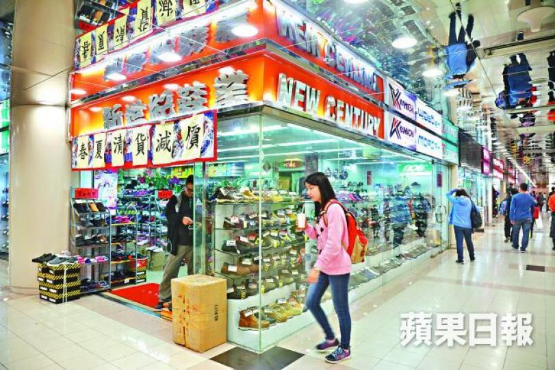 ■領展出售旗下17個商場,回報率跌至2.8厘,新業主勢必加租;圖為被出售的石籬商場。 ■領展出售旗下17個商場,回報率跌至2.8厘,新業主勢必加租;圖為被出售的石籬商場。