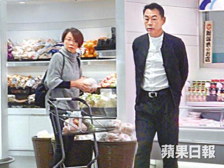 【圓方】【等到呆】■戴志偉在超市等老婆,等到發呆一樣。【大頭蝦】■戴志偉發現遺失東西,被太太指論盡。【冇興趣】■老婆主攻蔬果,但戴志偉似乎不感興趣。■當年在《創世紀》演奸角的戴志偉(左),近年轉投保險業。資料圖片 【圓方】【等到呆】■戴志偉在超市等老婆,等到發呆一樣。【大頭蝦】■戴志偉發現遺失東西,被太太指論盡。【冇興趣】■老婆主攻蔬果,但戴志偉似乎不感興趣。■當年在《創世紀》演奸角的戴志偉(左),近年轉投保險業。資料圖片
