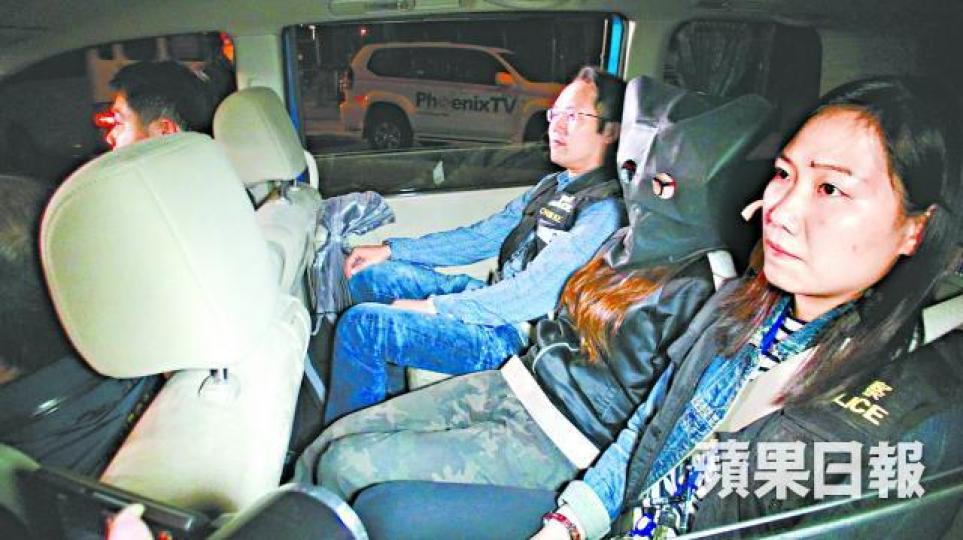 ■被捕女子蒙頭帶署。 ■被捕女子蒙頭帶署。