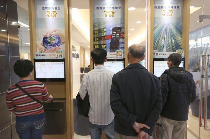 ■市況不斷轉變,錢多貨多嘅大戶話事,散戶如企錯邊,好容易左一巴、右一巴。 資料圖片 ■市況不斷轉變,錢多貨多嘅大戶話事,散戶如企錯邊,好容易左一巴、右一巴。 資料圖片
