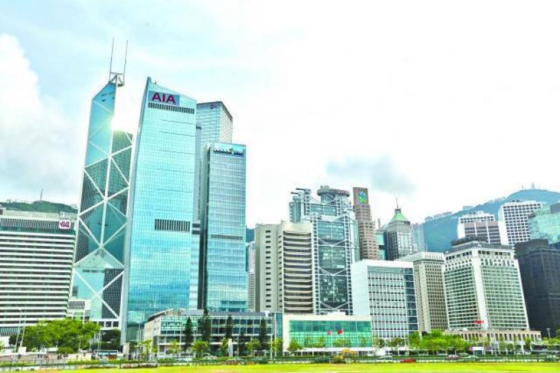 ■自銀聯出招遏止後,上季內地客新造保費額大減。資料圖片 ■自銀聯出招遏止後,上季內地客新造保費額大減。資料圖片