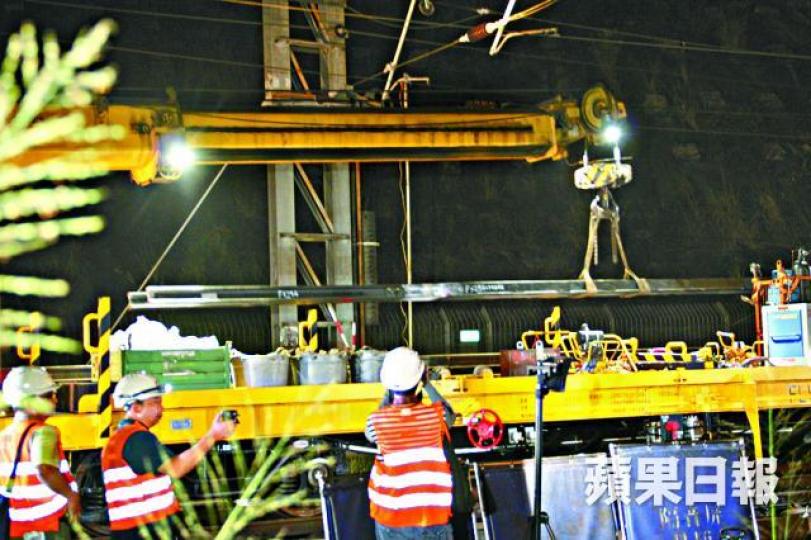 ■港鐵人員昨凌晨拆除斷裂路軌後換上新路軌。 ■港鐵人員昨凌晨拆除斷裂路軌後換上新路軌。
