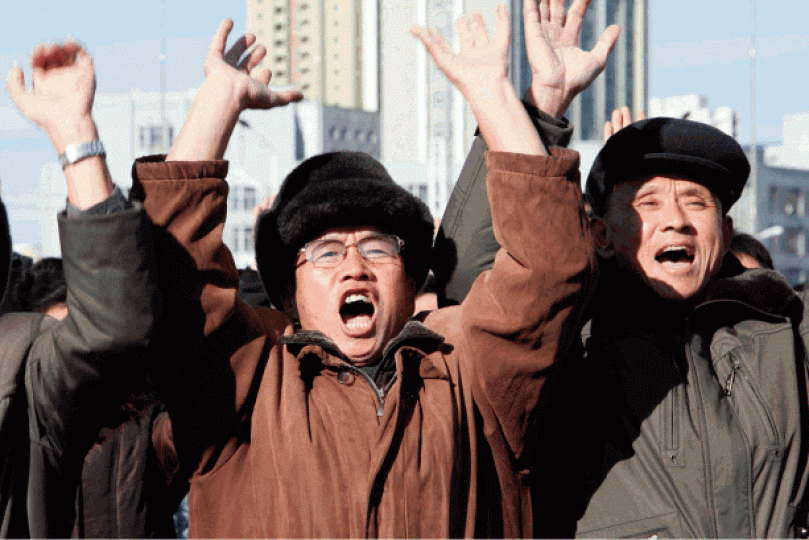 ■北韓昨日成功試射導彈,大批平壤民眾在街上振臂高呼。 ■北韓昨日成功試射導彈,大批平壤民眾在街上振臂高呼。