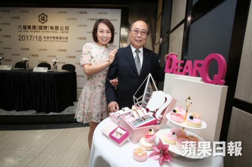 ■六福推出「串珠仔」首飾,由黃偉常(右)嘅囡囡黃蘭詩設計。李潤芳攝 ■六福推出「串珠仔」首飾,由黃偉常(右)嘅囡囡黃蘭詩設計。李潤芳攝
