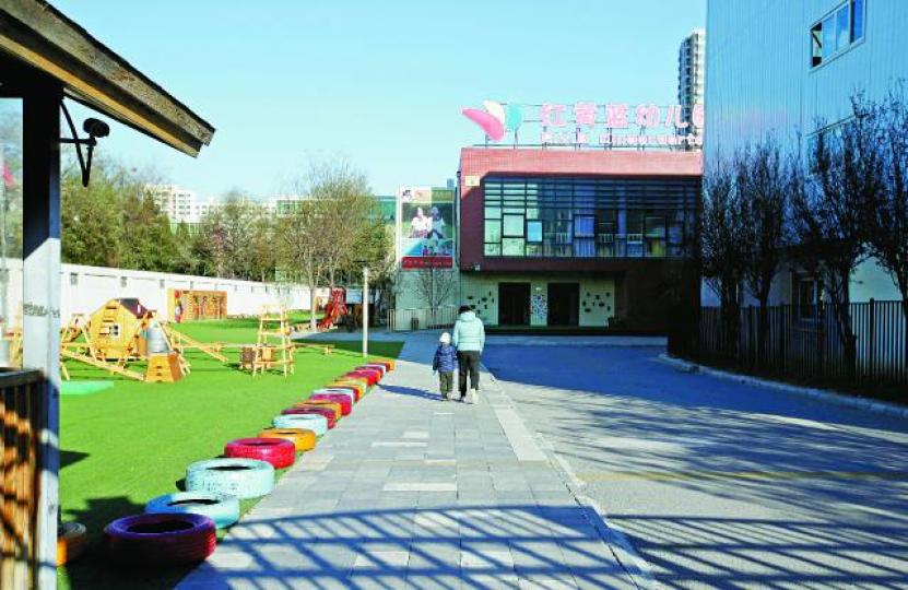 ■北京警方指紅黃藍幼兒園涉針刺學童的教師已被刑拘,但不存在猥褻和餵藥情況。路透社 ■北京警方指紅黃藍幼兒園涉針刺學童的教師已被刑拘,但不存在猥褻和餵藥情況。路透社