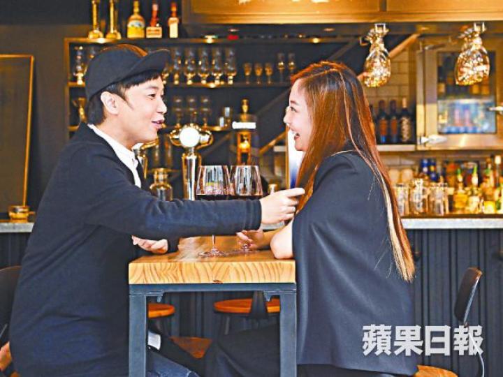 ■Michelle鍾意嘆紅酒,啤梨自爆拍拖才學會品酒。■啤梨承諾以後結婚周年都會送Michelle鑽戒。 ■Michelle鍾意嘆紅酒,啤梨自爆拍拖才學會品酒。■啤梨承諾以後結婚周年都會送Michelle鑽戒。