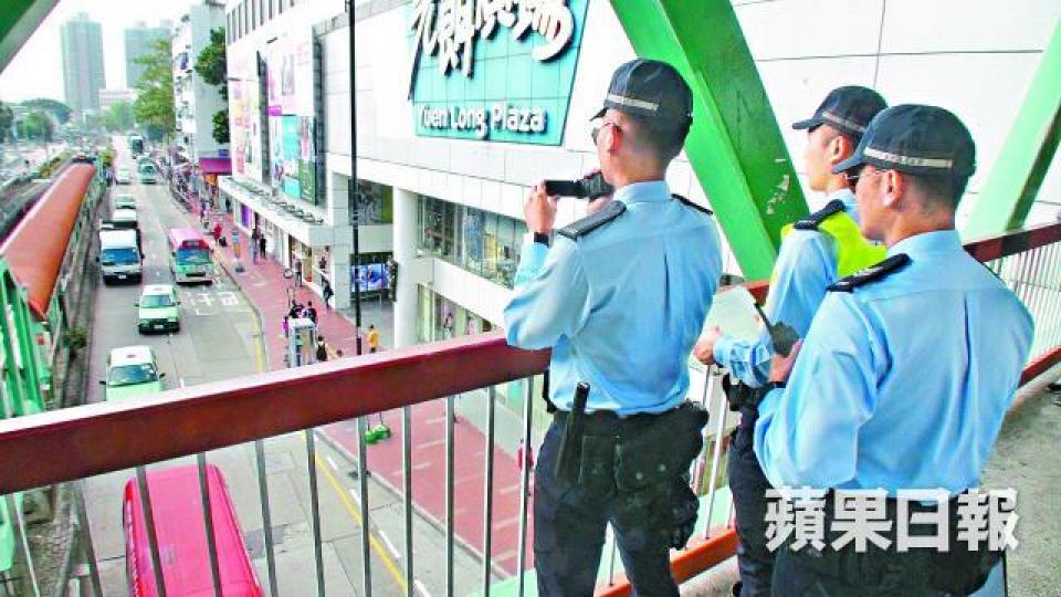 ■警方昨在元朗廣場外試行攝錄機協助執法的計劃。 ■警方昨在元朗廣場外試行攝錄機協助執法的計劃。