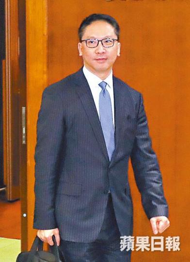 ■律政司司長袁國強(右)昨指現時評論辭職消息不適當。 ■律政司司長袁國強(右)昨指現時評論辭職消息不適當。