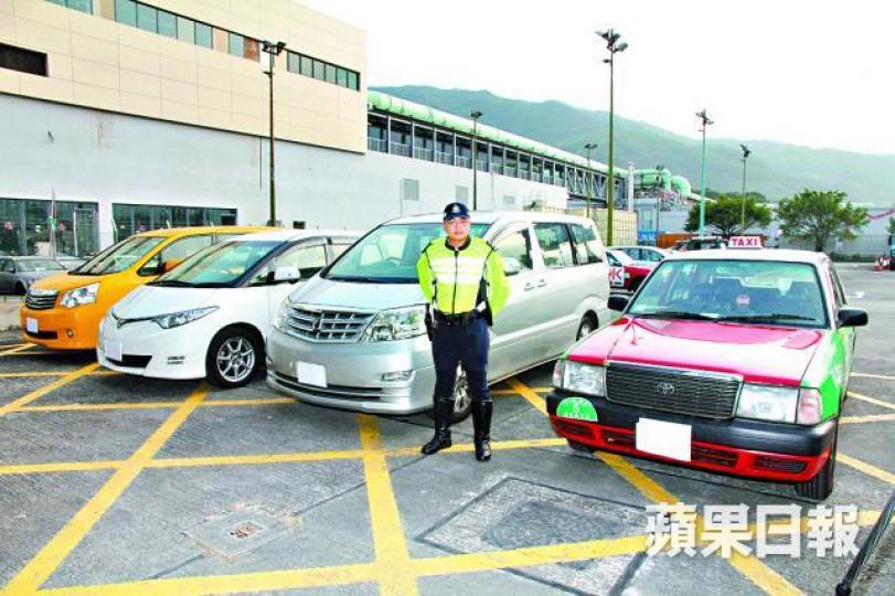 ■警方在行動中扣查3部私家車及1部的士。 ■警方在行動中扣查3部私家車及1部的士。
