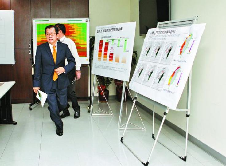 ■環保署長李應元以烏紗保證力改空氣污染。台灣《蘋果日報》 ■環保署長李應元以烏紗保證力改空氣污染。台灣《蘋果日報》