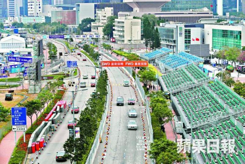 ■Formula E香港站的道路改裝及場地工程如火如荼,工人昨在中環海濱一帶搭建看台。張志華攝■香港站賽事將於明天起,一連兩日在中環海濱舉行;圖為上年賽事情況。 ■Formula E香港站的道路改裝及場地工程如火如荼,工人昨在中環海濱一帶搭建看台。張志華攝■香港站賽事將於明天起,一連兩日在中環海濱舉行;圖為上年賽事情況。