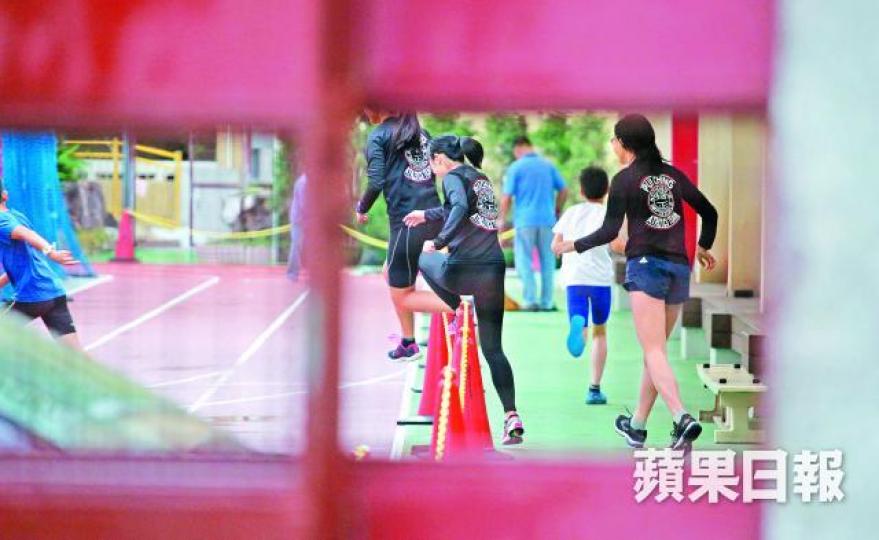 ■呂麗瑤就讀的培正中學昨有女學生練習跨欄。陳善南攝馬逢國 ■呂麗瑤就讀的培正中學昨有女學生練習跨欄。陳善南攝馬逢國