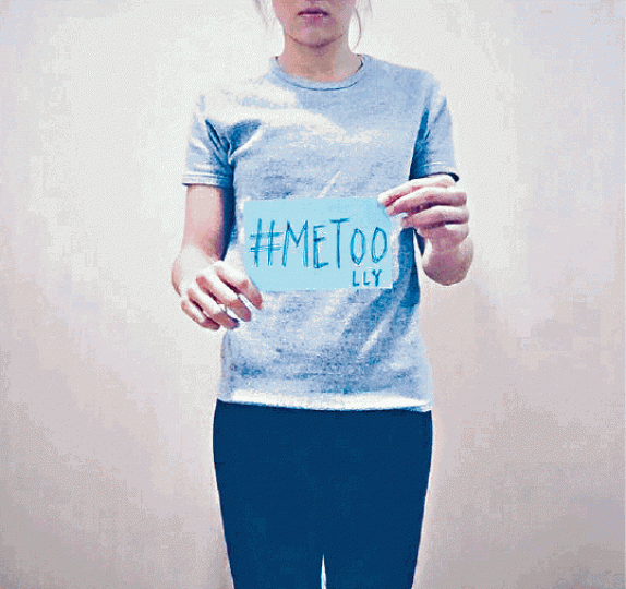 ■呂麗瑤在fb貼上手持「#METOO」字句照片,鼓勵性侵受害者勇敢站出來。 ■呂麗瑤在fb貼上手持「#METOO」字句照片,鼓勵性侵受害者勇敢站出來。