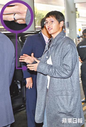 ■宋仲基婚後昨日首度襲港,表現親民的他大方晒婚戒(小圖)。■宋仲基和喬妹今年10月31日舉行世紀婚禮。資料圖片■《太陽的後裔》男星金玟錫將擔任《MAMA》頒獎嘉賓。■宋智孝深得港迷歡心,現場粉絲更大叫她姐姐。■全黑打扮的李英愛首度參與《MAMA》盛事。■EXO分批到港,成員燦烈今晚有份表演。■戴cap帽的世勛昨日與EXO成員結伴抵港。■逾百粉絲昨日到機場迎接《MAMA》大軍襲港。 ■宋仲基婚後昨日首度襲港,表現親民的他大方晒婚戒(小圖)。■宋仲基和喬妹今年10月31日舉行世紀婚禮。資料圖片■《太陽的後裔》男星金玟錫將擔任《MAMA》頒獎嘉賓。■宋智孝深得港迷歡心,現場粉絲更大叫她姐姐。■全黑打扮的李英愛首度參與《MAMA》盛事。■EXO分批到港,成員燦烈今晚有份表演。■戴cap帽的世勛昨日與EXO成員結伴抵港。■逾百粉絲昨日到機場迎接《MAMA》大軍襲港。