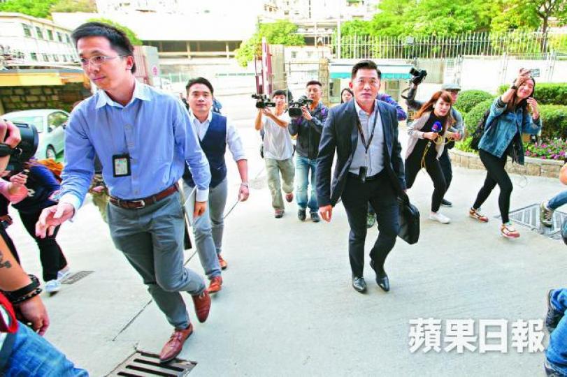 ■警方昨下午派人到培正中學調查,其間未有回應記者提問。 ■警方昨下午派人到培正中學調查,其間未有回應記者提問。