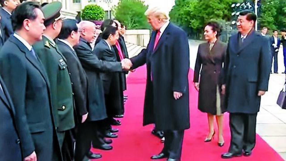 ■董建華於特朗普訪京時有份在人民大會堂外迎接,並與其握手。互聯網 ■董建華於特朗普訪京時有份在人民大會堂外迎接,並與其握手。互聯網